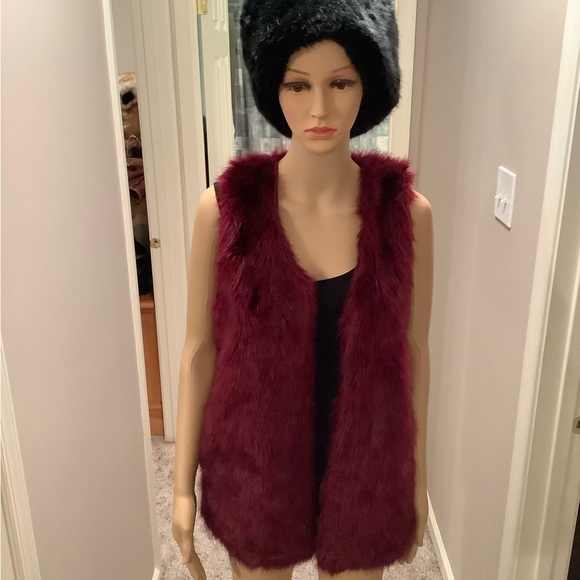 DECREE Burgundy Open Front Faux Fur Vest Size Medium - Picture 2 of 15